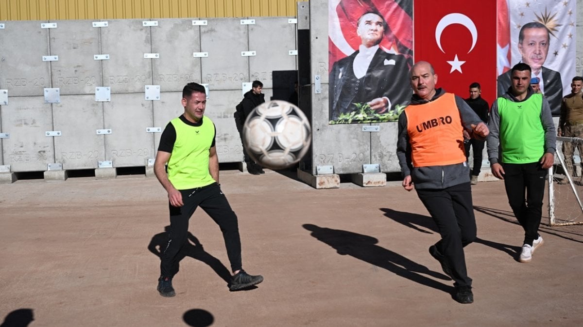 Süleyman Soylu, Şırnak'ta jandarmalarla futbol oynadı