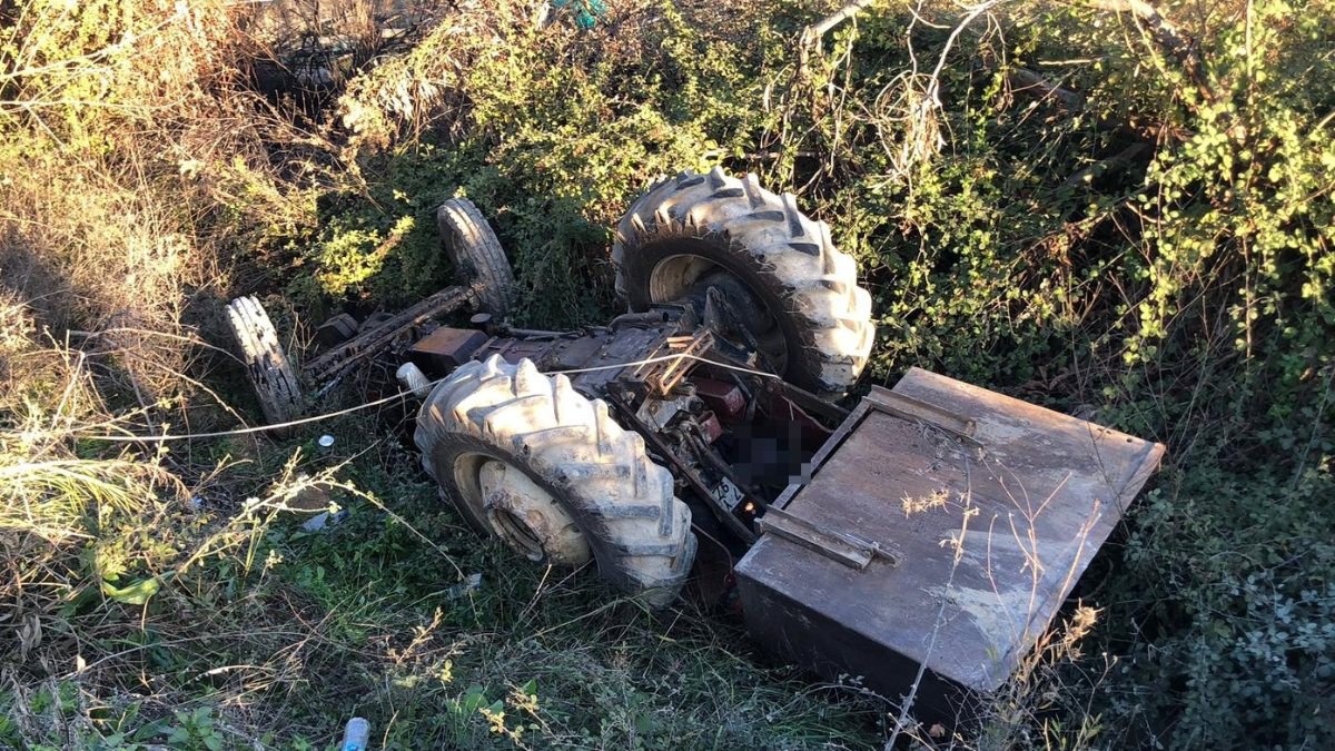 Antalya'da devrilen traktörün altında kalan sürücü hayatını kaybetti