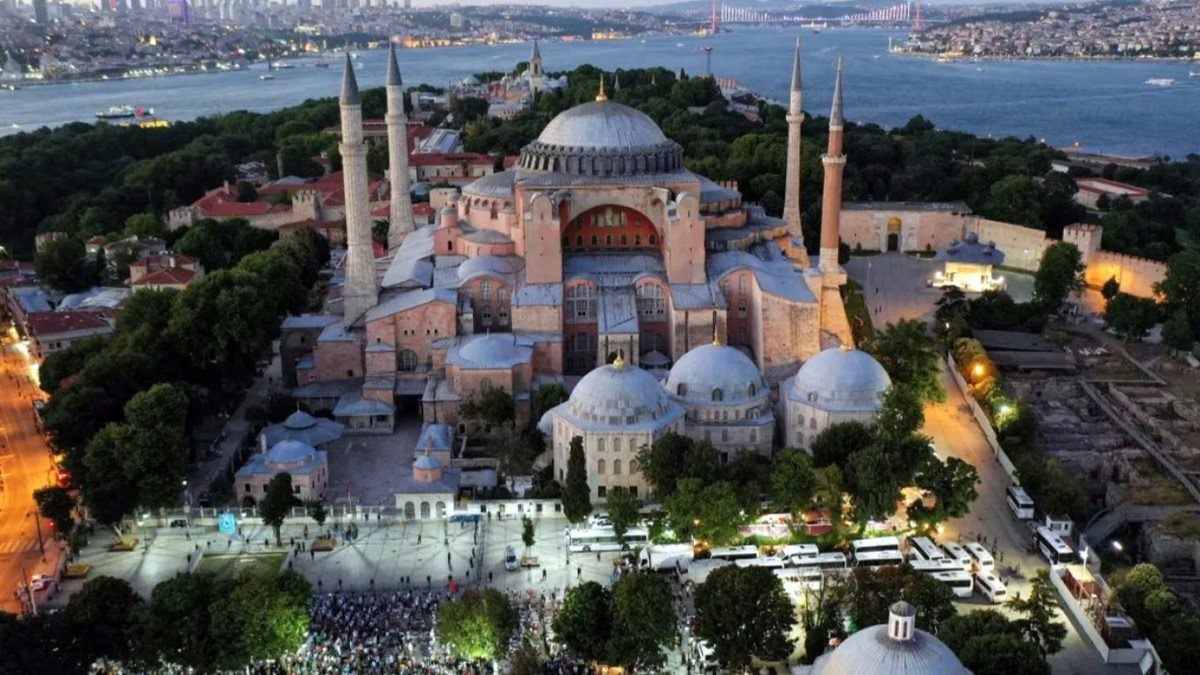 Ayasofya Camii'ne 2022'de ziyaretçi akını 