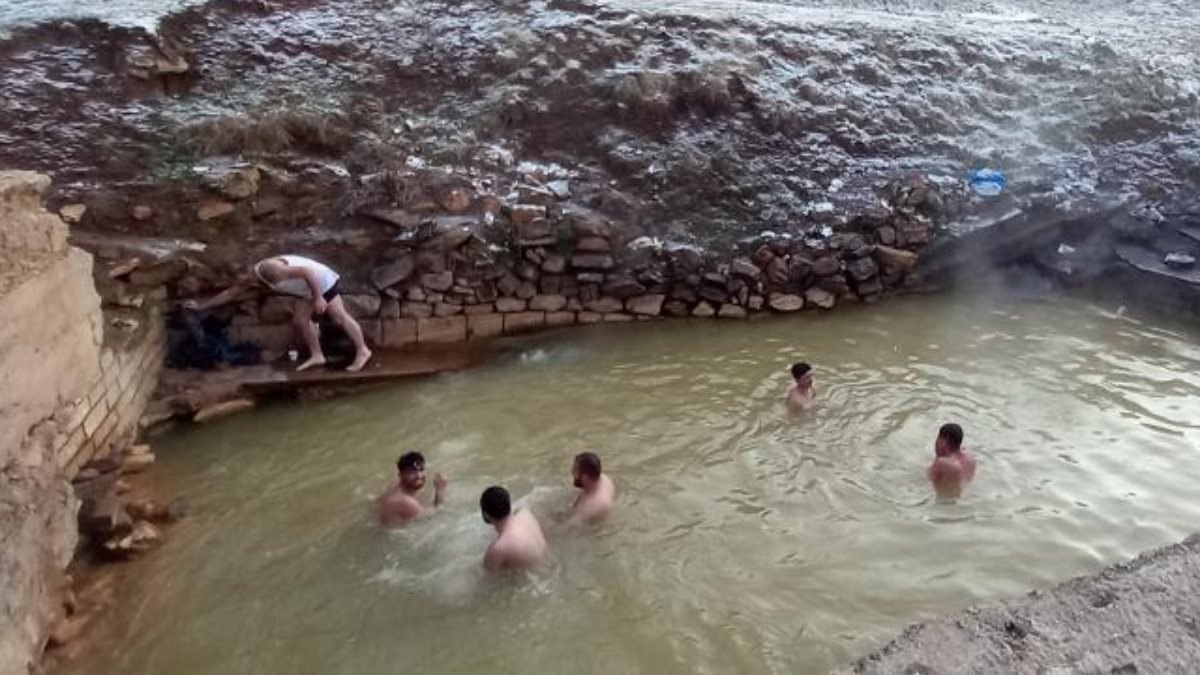 Bitlis’te kış mevsiminde üstü açık kaplıcaya girdiler