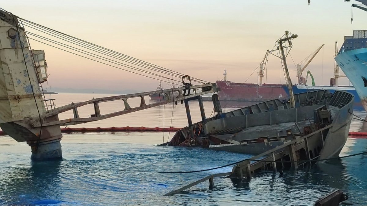 İskenderun Limanı’nda batan gemi su yüzüne çıkarıldı