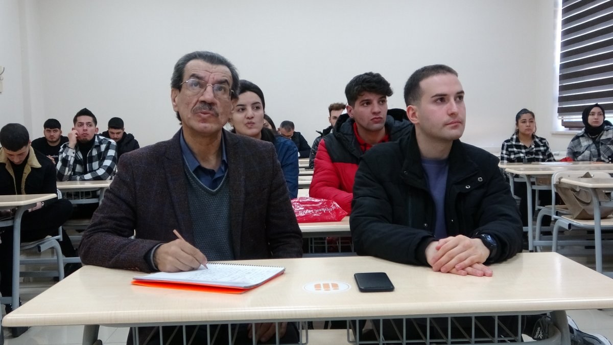 Malatya’da emekli öğretmen, gazetecilik hayali için sıralara döndü