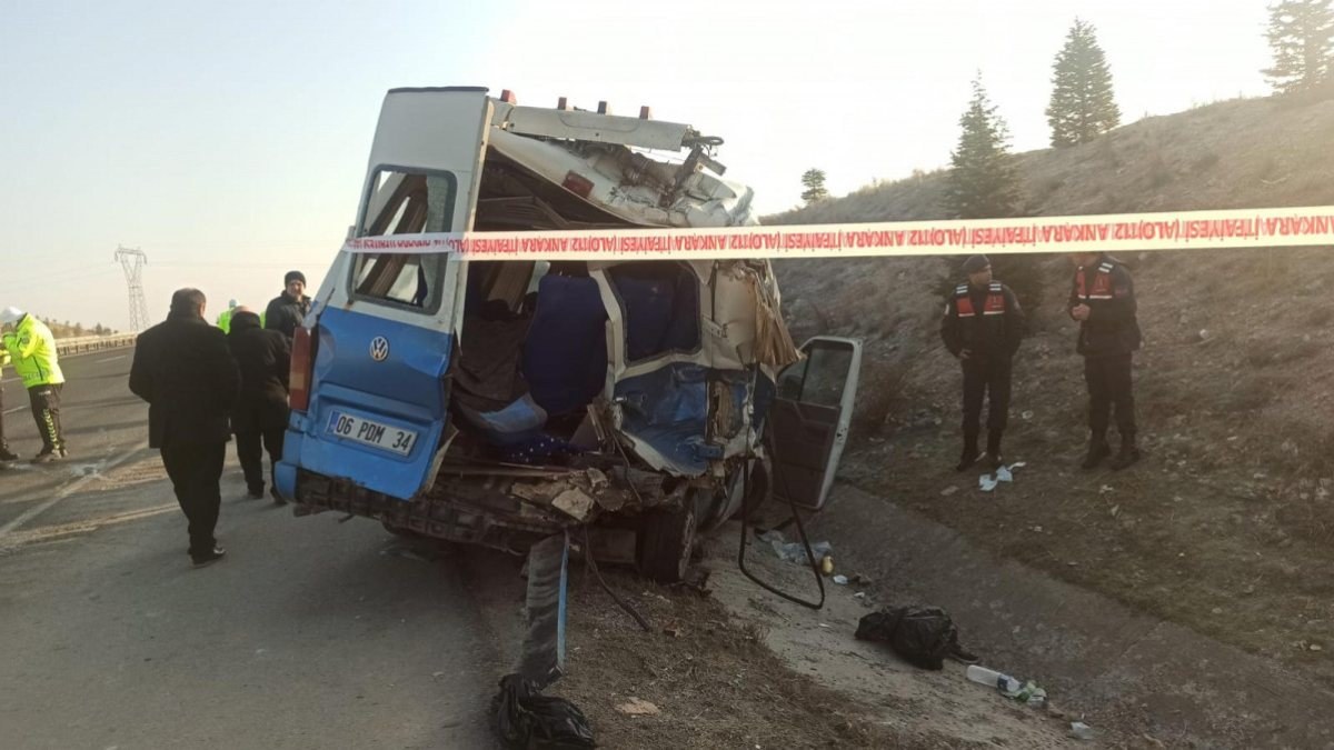 Ankara'da servis minibüsleri çarpıştı: 25 yaralı 