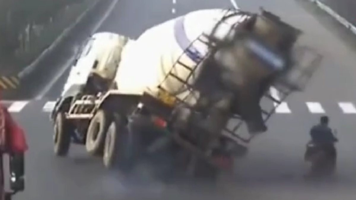 Çin’de motosiklet, beton mikserinin altında kalmaktan saniyelerle kurtuldu 