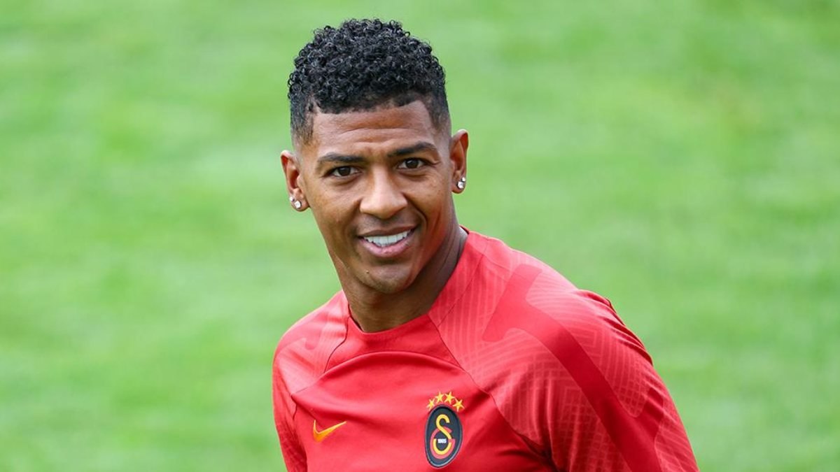 Patrick Van Aanholt gidiyor Aziz Behich geliyor