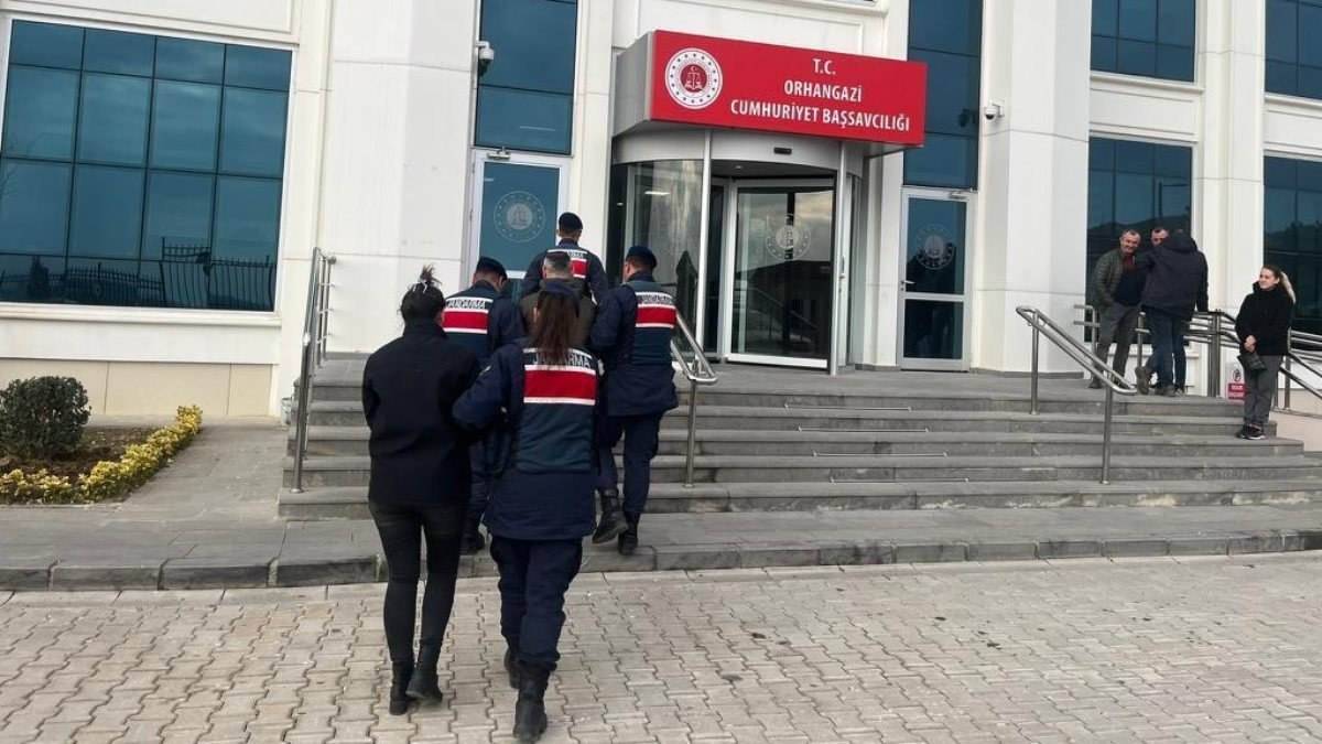 Bursa'da hastaneye yatan yaşlı adamın altınlarını çaldılar 