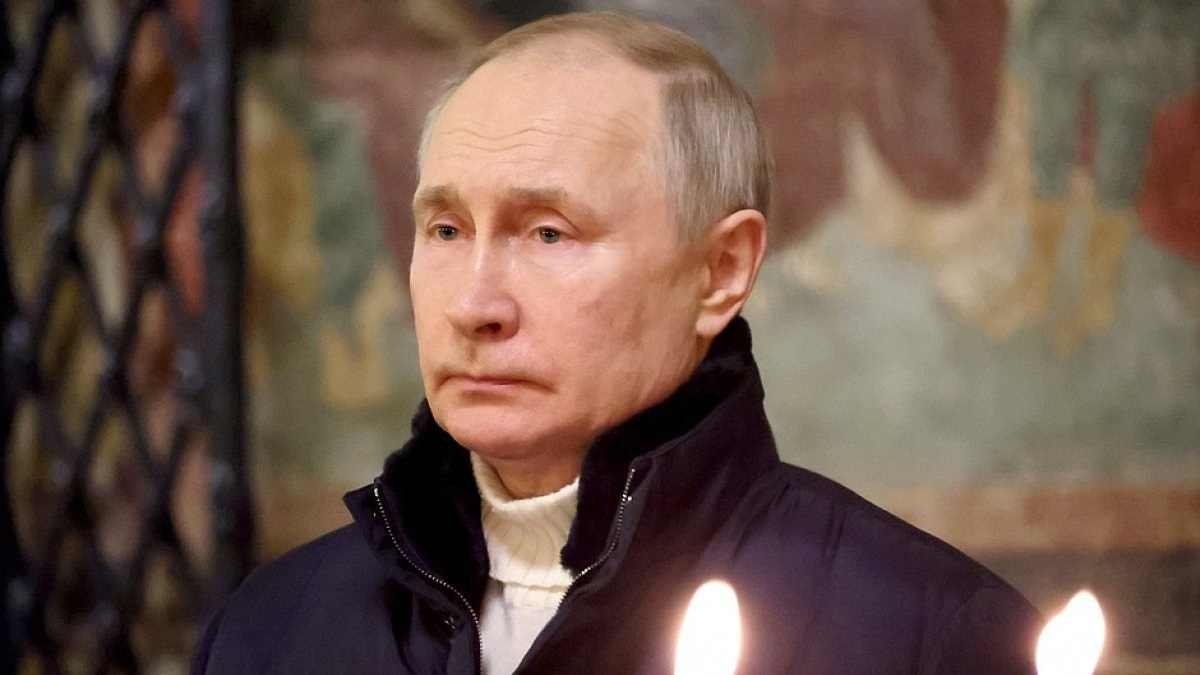 Vladimir Putin, Kremlin’deki katedralde tek başına Noel ayinine katıldı