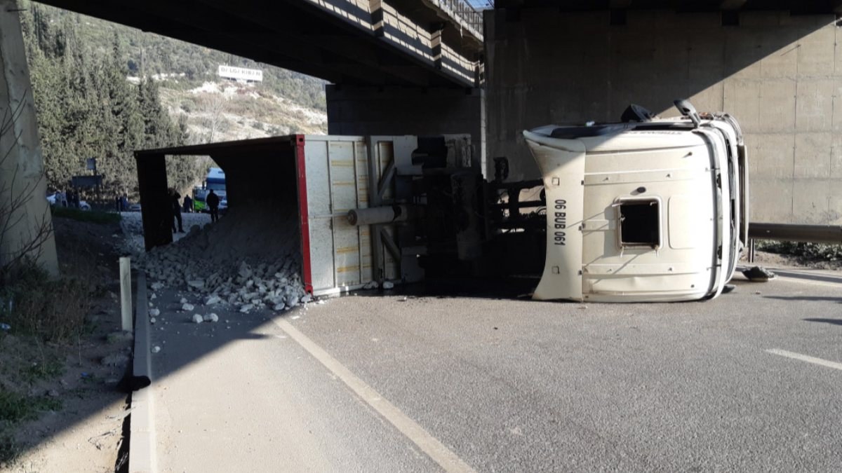 Kocaeli'de kamyon devrildi: D-100 İstanbul yönü ulaşıma kapandı