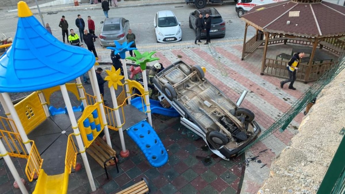 Bursa’da Kaza Yapan Sürücü çocuk Parkına Girdi