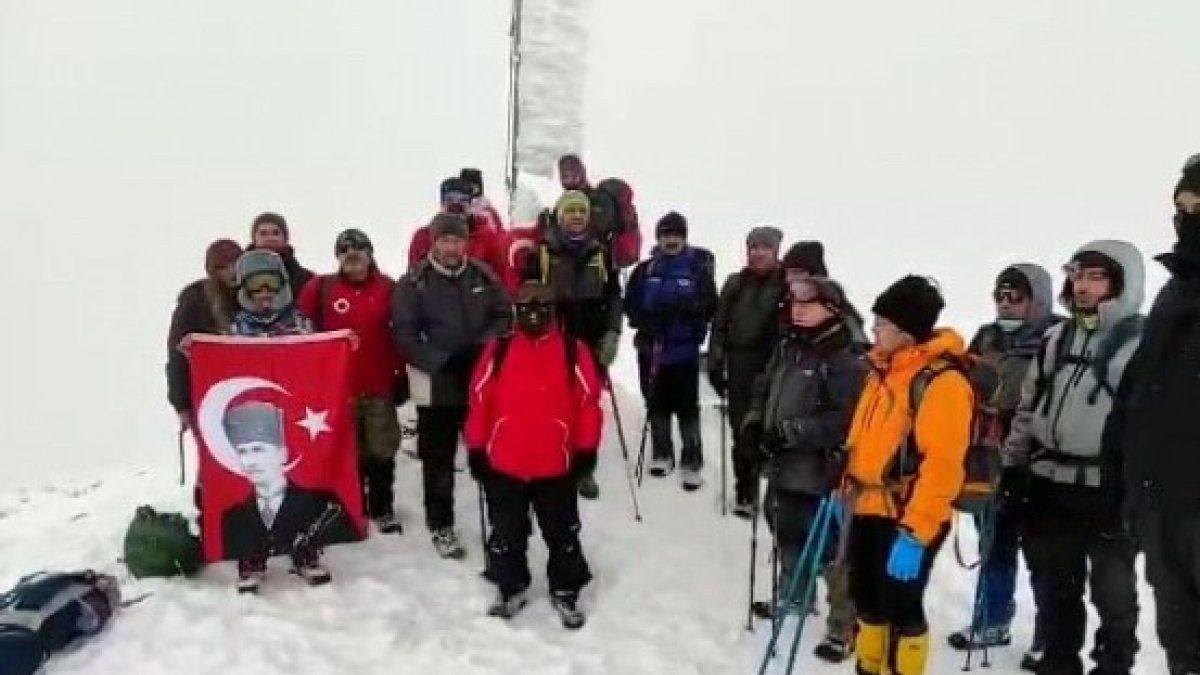 Sivas'ta dağcılar Sarıkamış şehitleri için Yıldız Dağı'nın zirvesine tırmandı