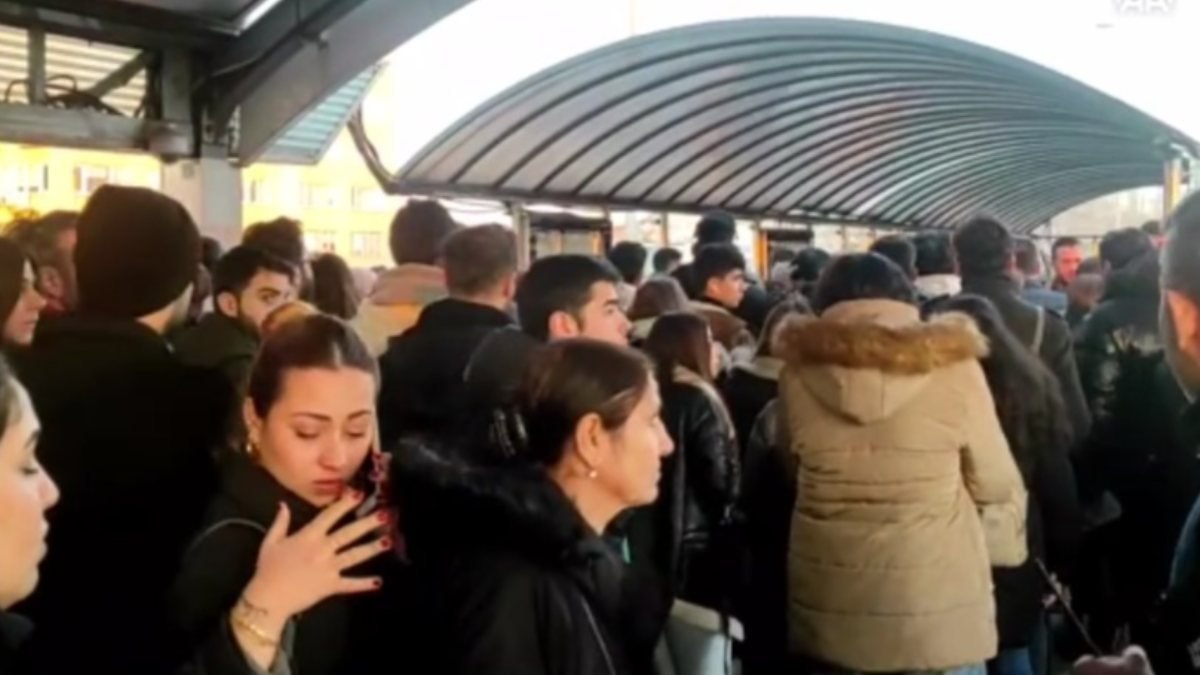 Mecidiyeköy'deki metrobüs istasyonunda yürüyen merdiven arızalandı