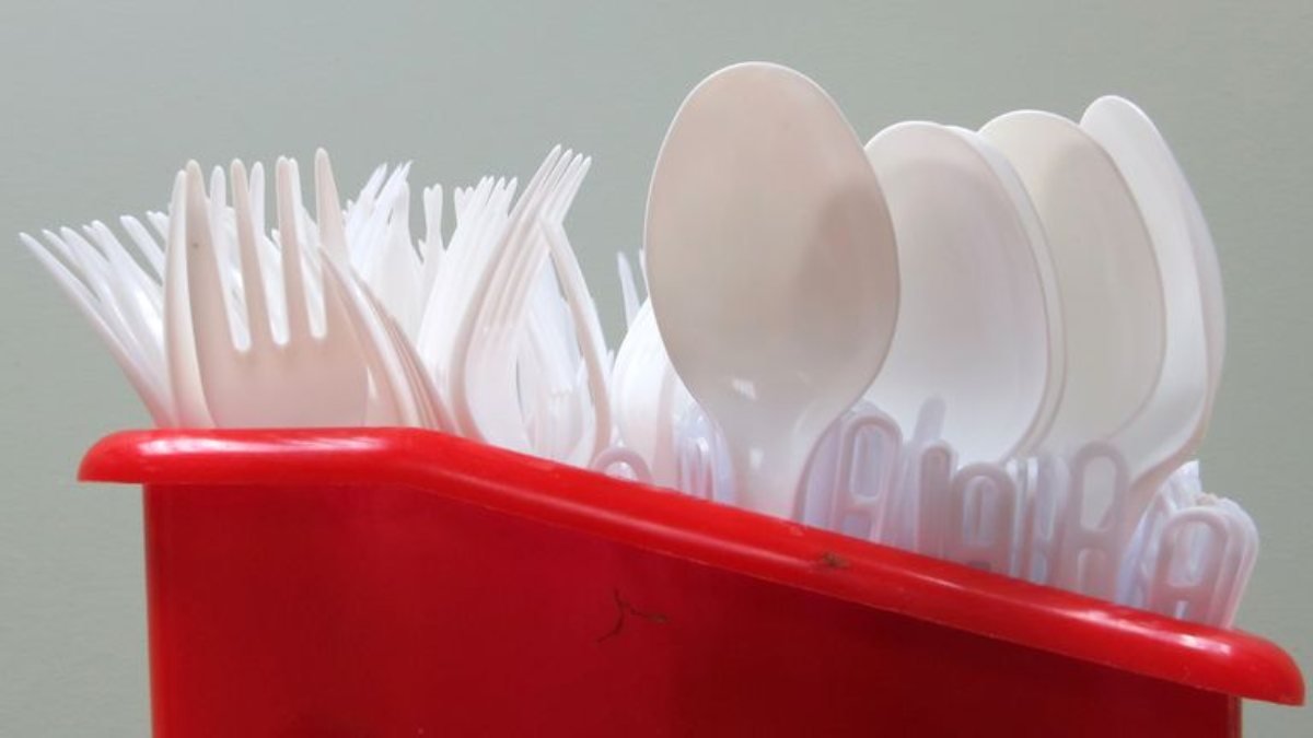 İngiltere'de tek kullanımlık plastikler yasaklanacak