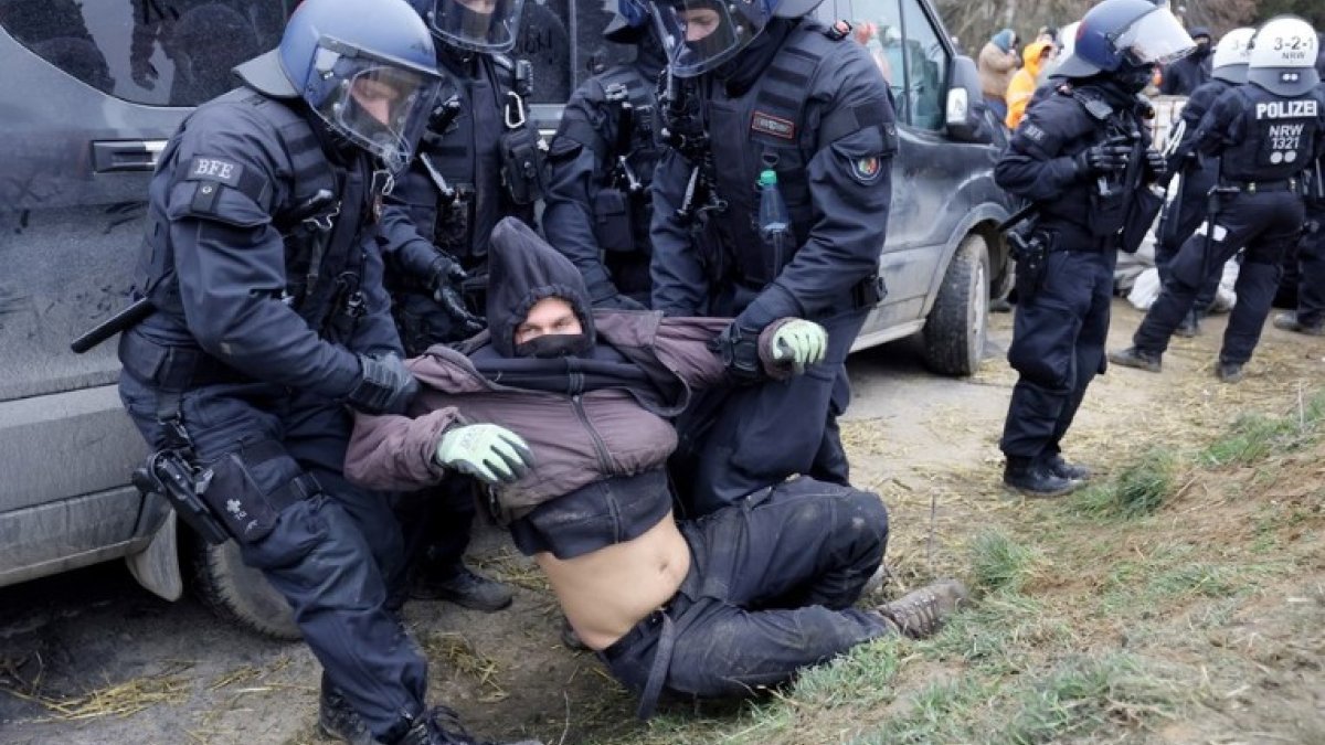 Almanya'da kömür madeni protestosunda polisten eylemcilere sert müdahale