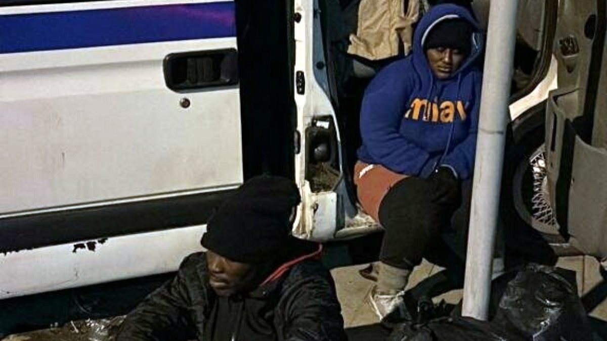 İzmir'de 74 kaçak göçmen yakalandı