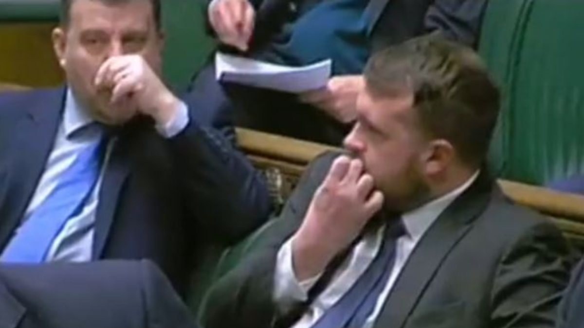 İngiliz milletvekili Gullis, tırnağını yerken görüntülendi