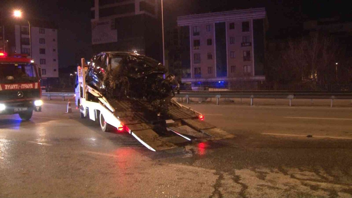 Çekmeköy’de takla atan aracın motoru yola fırladı: 3 yaralı