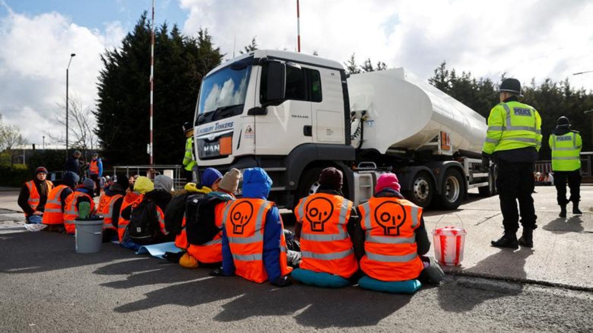 İngiltere'de protestolara karşı polise daha fazla güç verilmesi tartışılıyor