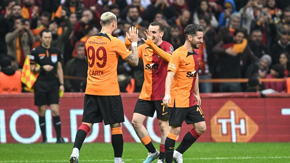 Galatasaray, Antalyaspor'u iki golle geçti