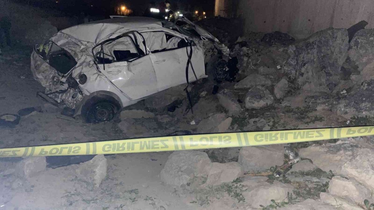 Adana'da kontrolden çıkan otomobil Çakıt Çayı’na uçtu: 1 ölü 2 yaralı