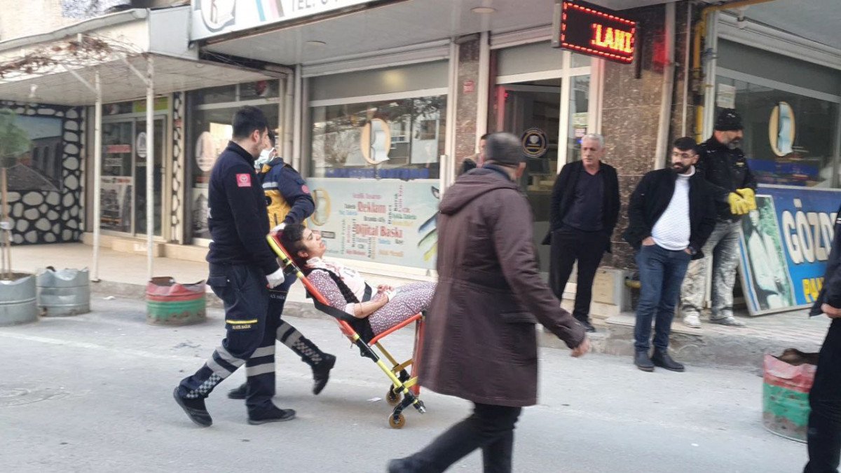 Diyarbakır'da eşinin boğazını kesen adam, sağlıkçıları eve alıp kapıyı kilitledi