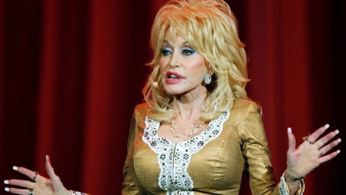 Dolly Parton: Hayatımı canlandıracak kişi büyük göğüslü olmalı