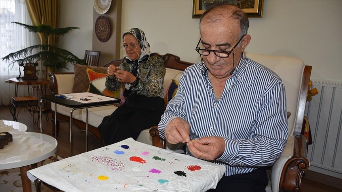 Konya'da emekli Haci Ali amca, eline aldığı iğne ve boncukla karısına destek oluyor