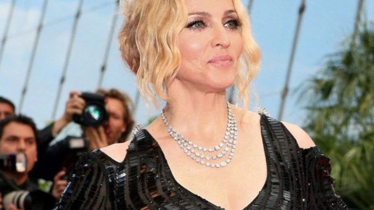 Madonna'nın yönetmenliğini üstlendiği, hayatını anlatan film şimdilik rafa kalktı