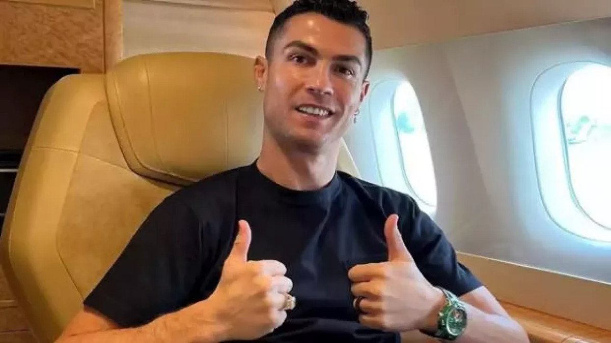 Al Nassr'dan Ronaldo'ya saat hediyesi