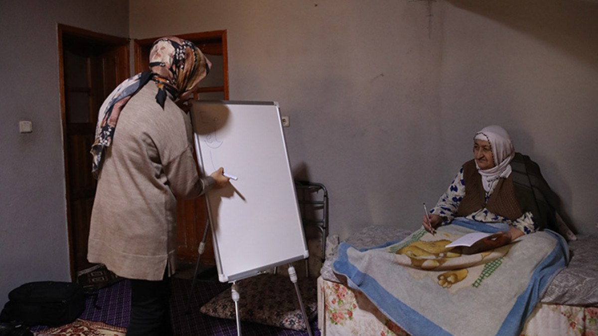 Rabia Öğretmen, yarıyıl tatilinde evleri dolaşarak kadınlara okuma yazma öğretiyor