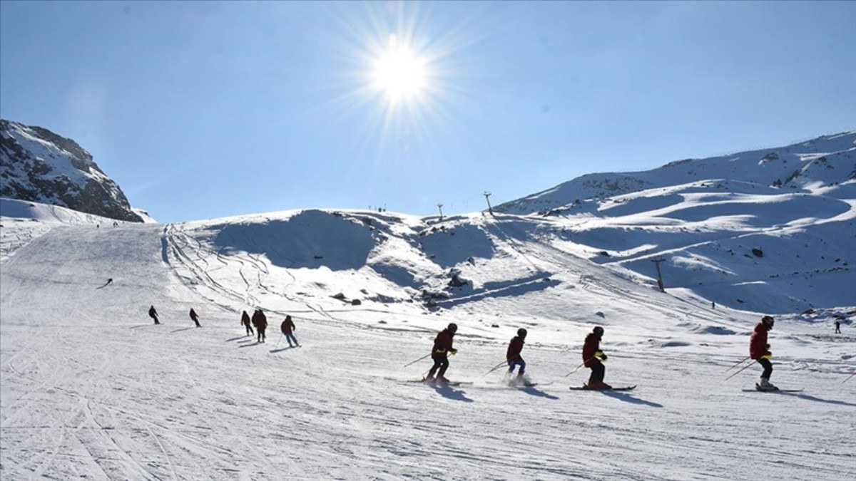Vanlı kayakçılar, Hakkari'deki kayak merkezinde antrenman yapıyor