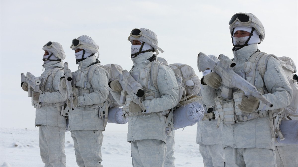 Kars'ta dondurucu soğukta askeri tatbikat devam ediyor