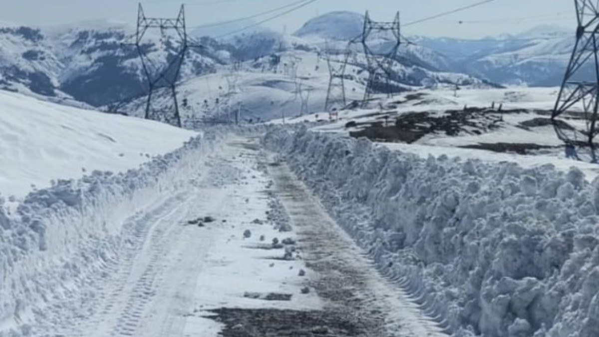 Adana'da kar yağışı: Kapanan yollar için çalışma başladı