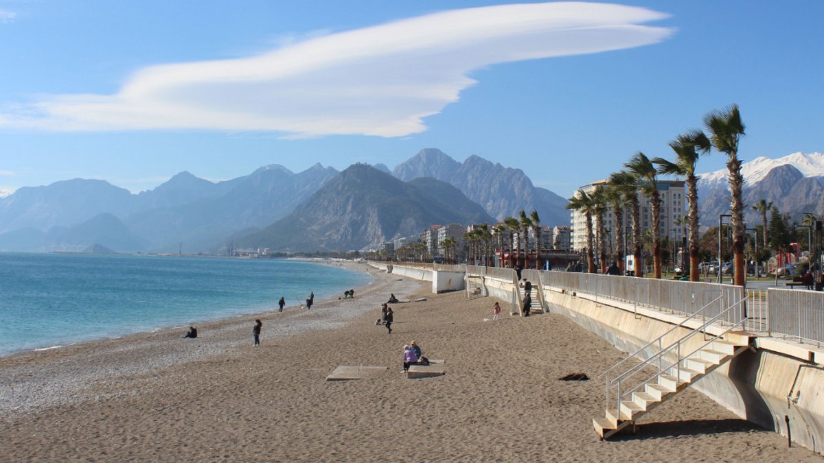 Antalya'da bahar havasında turistler denize girdi