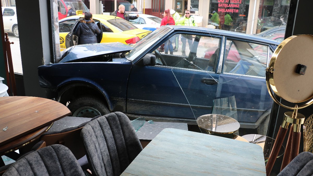 Edirne'de kontrolden çıkan araç mobilya dükkanına daldı