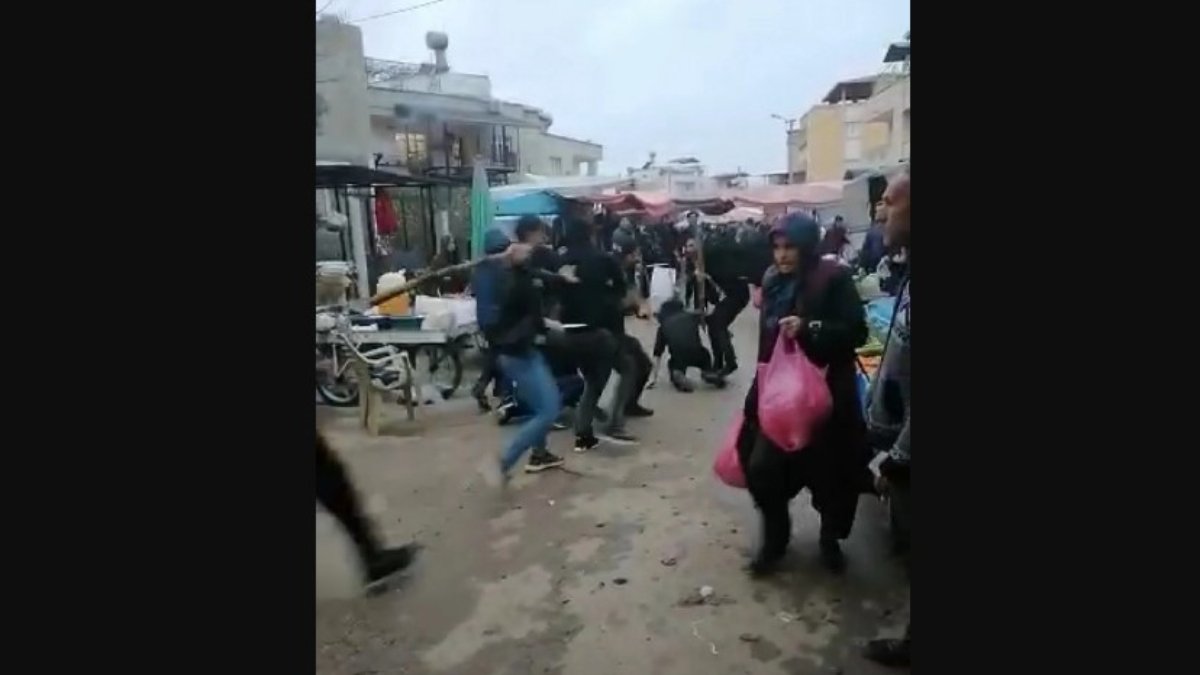 Adana'da pazarda sopalı kavga