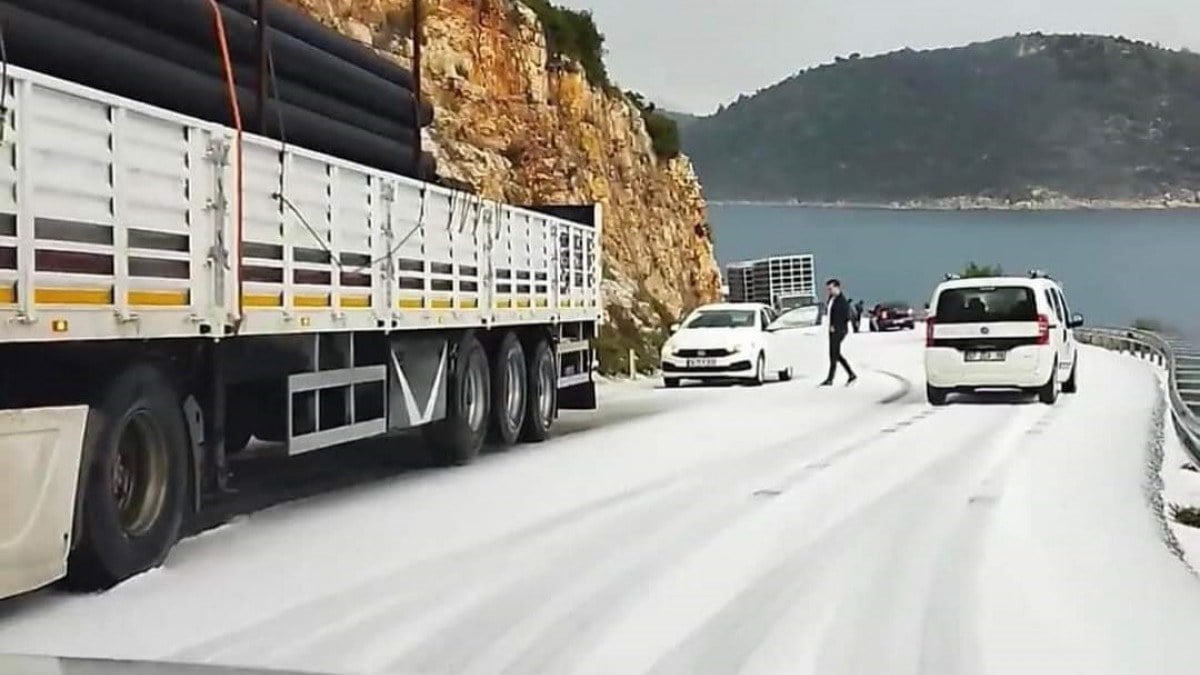 Antalya'da sulu kar ve dolu etkili oldu