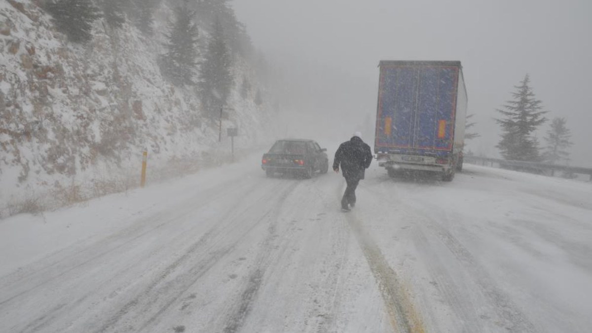 Antalya'nın yüksek kesimlerinde kar ve tipi etkili oluyor