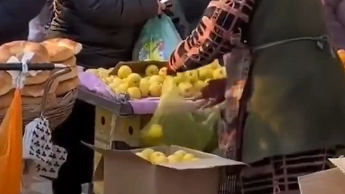 Pazarcının müşteriye çürük elma verdiği anlar kamerada