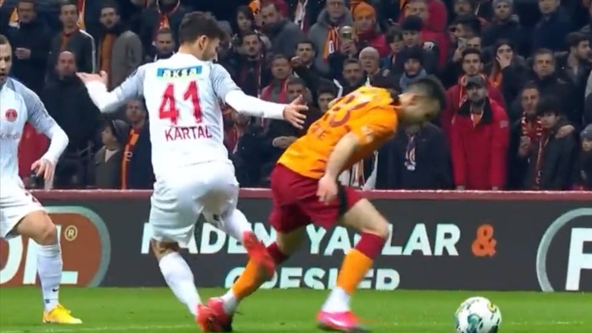 Ümraniyespor'un golü öncesinde Galatasaray'ın penaltı beklediği pozisyon