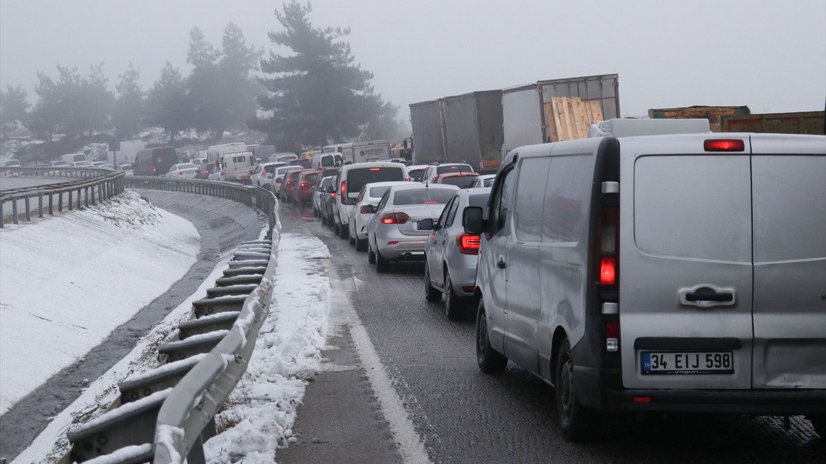 Kar yağışı İstanbul yolunda trafik yoğunluğuna sebep oldu