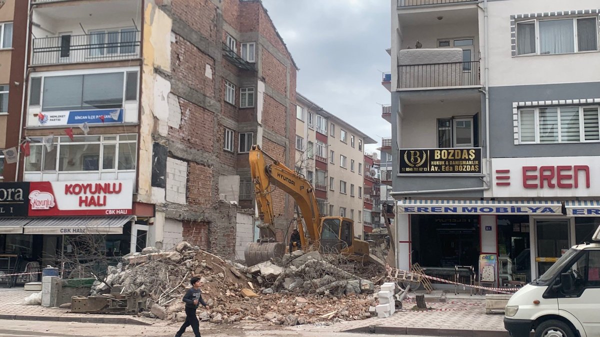 Ankara'daki iş makinesi dükkana ve evlere zarar verdi