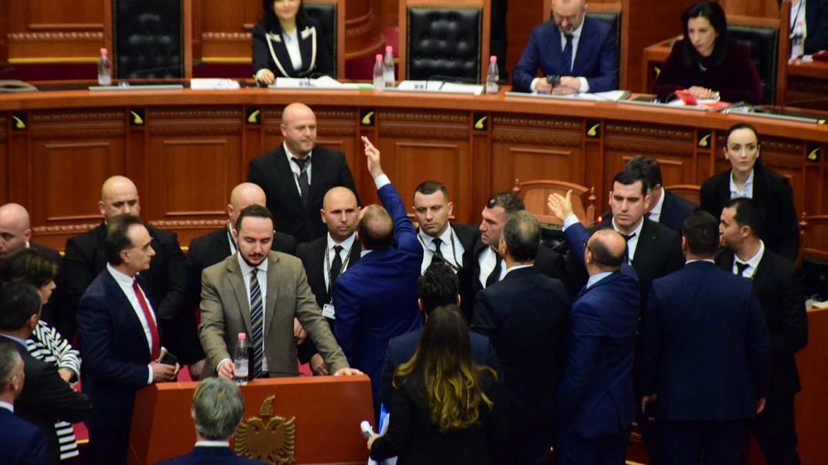 Arnavutluk'ta Başbakan Rama hakkındaki gensoru görüşülürken gerginlik yaşandı