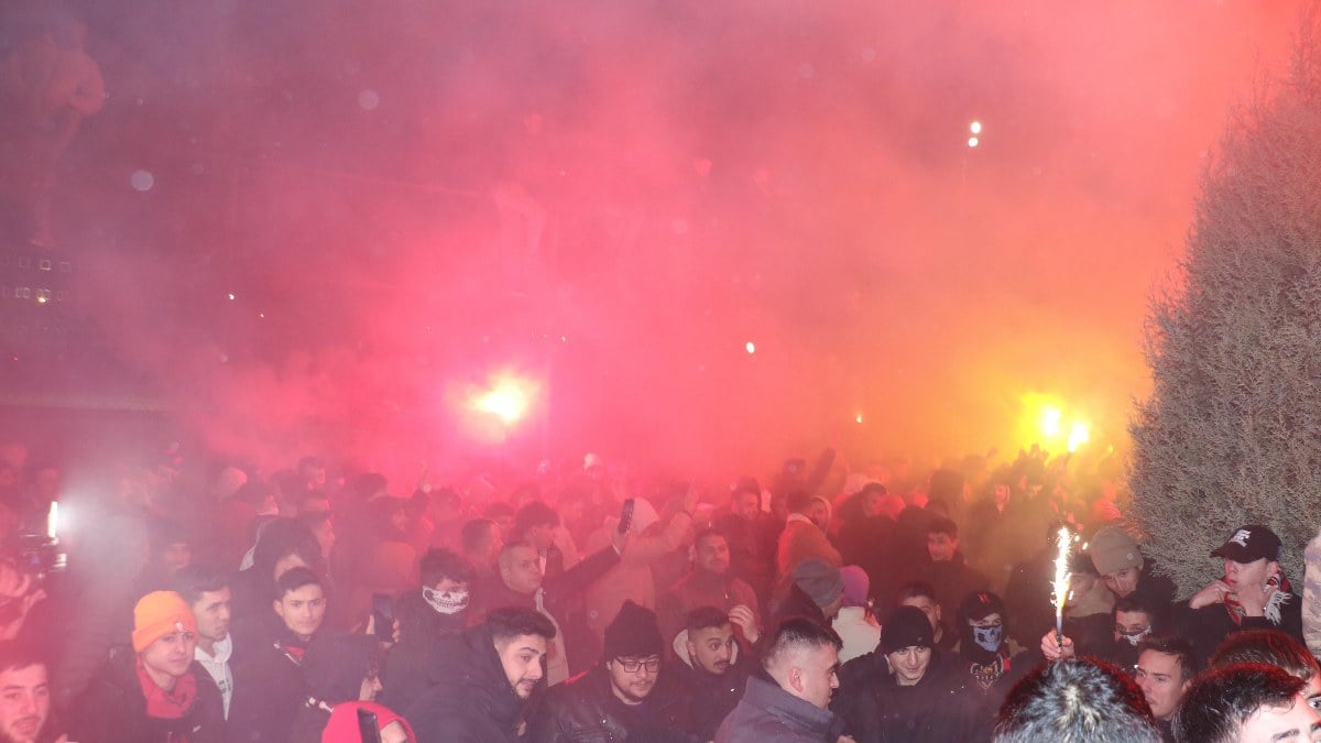 Eskişehirspor taraftarı transfer tahtasının açılmasını kutladı