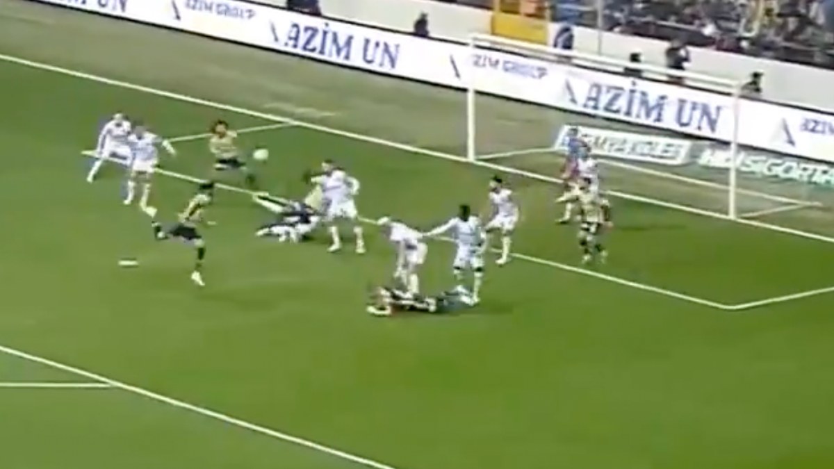 Fenerbahçe'nin Adana Demirspor karşısında penaltı beklediği pozisyon