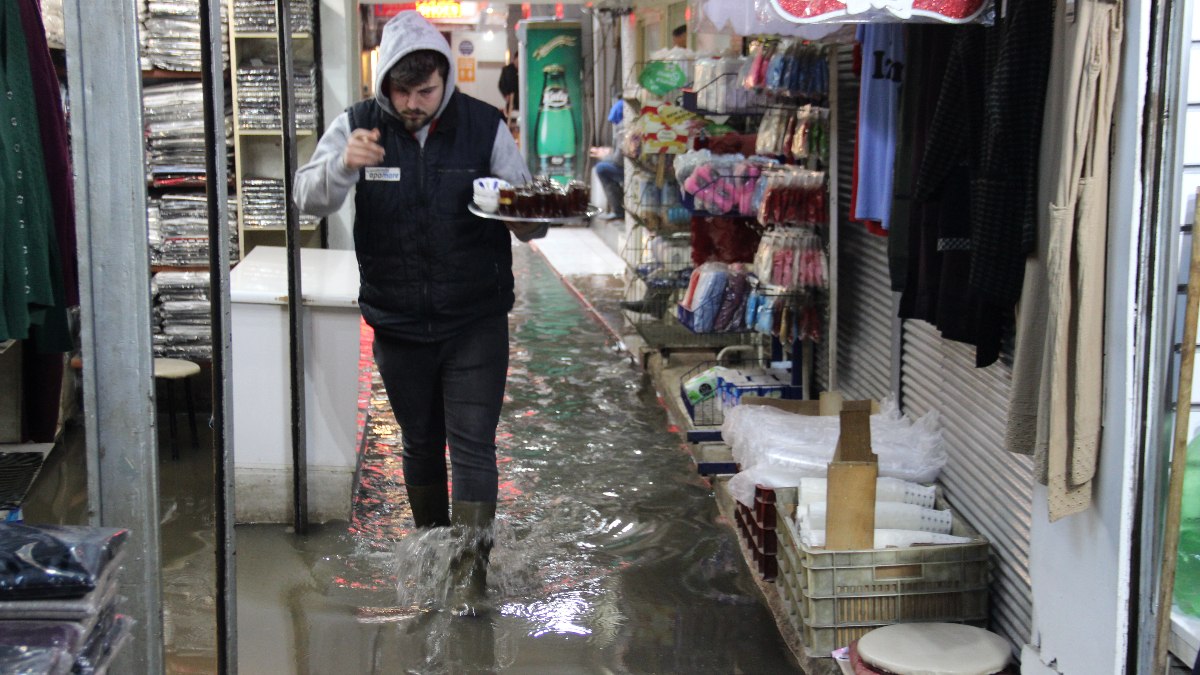 İzmir'de Tarihi Kemeraltı Çarşısı'nı bir kez daha su bastı