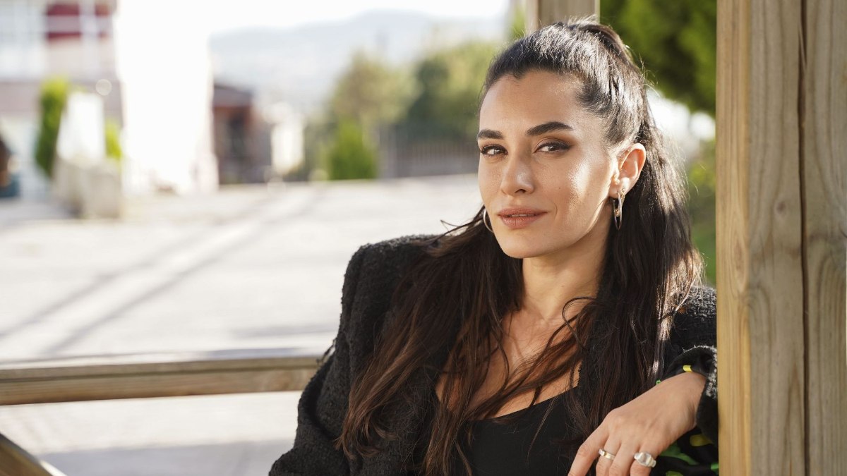 Hande Doğandemir dekolteli pozlarıyla instagramı salladı!