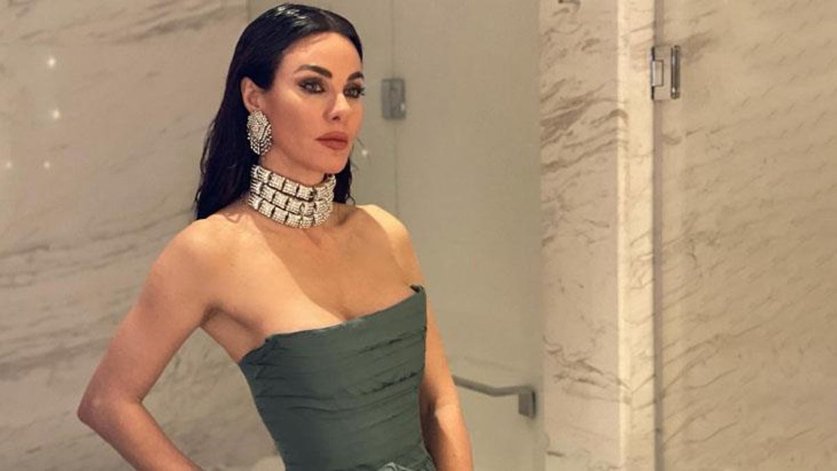 Kim der ki 50 yaşında! Defne Samyeli'nin göbek dekolteli elbisesi instagramı salladı: 