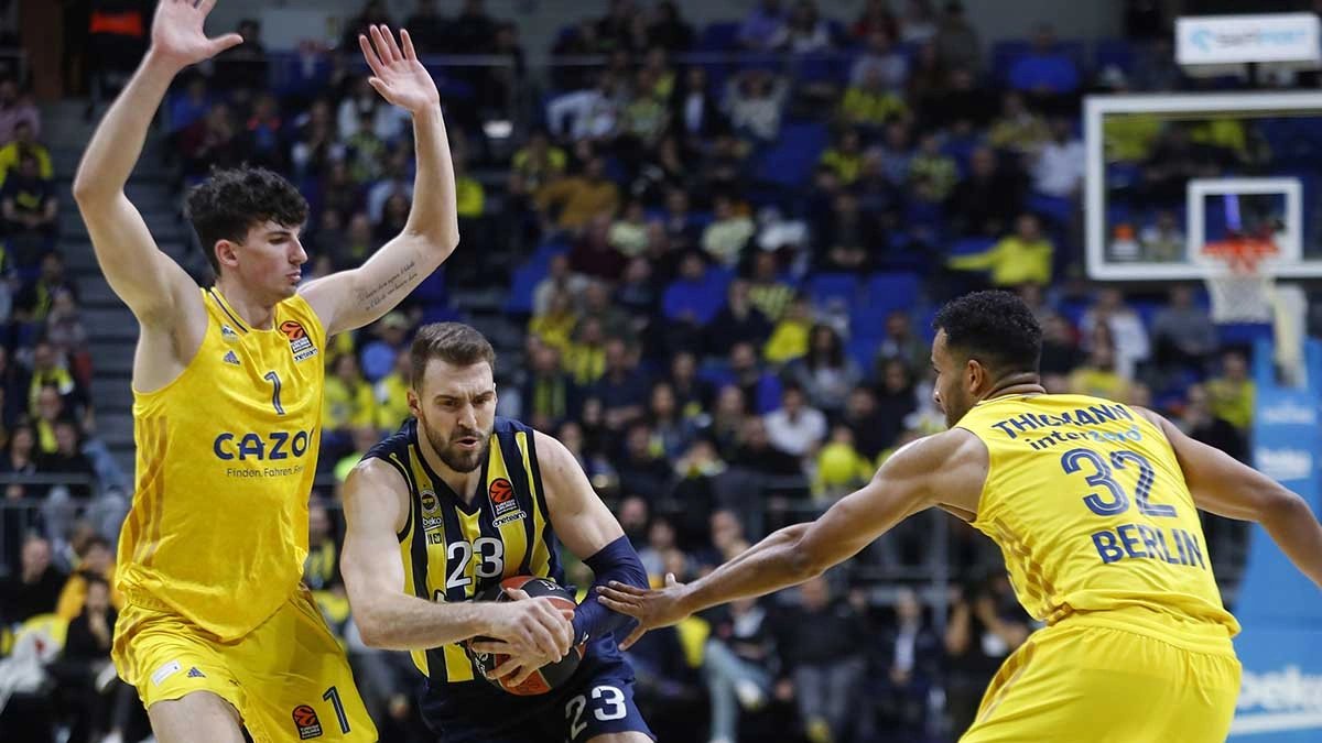Basketbol maçında şaşırtan tişört: Fenerbahçe düşmanlarını paramparça edeceğiz