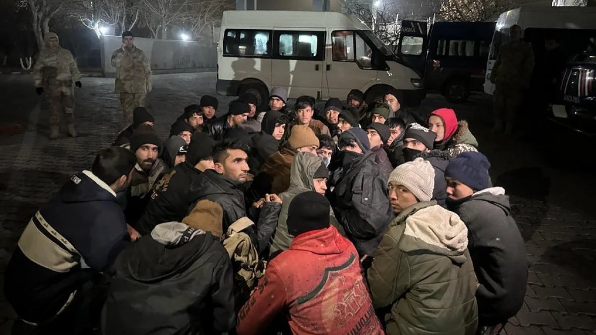 Iğdır'da 15 kişilik minibüsten 35 kaçak göçmen çıktı