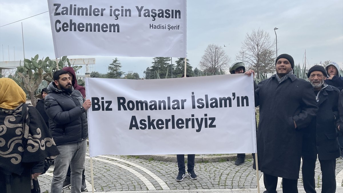 İzmir'deki Romanlar, İsveç'te Kur'an-ı Kerim yakılmasına tepki gösterdi